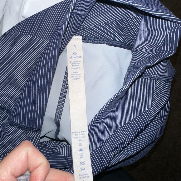 [Like New] Lululemon Wunder Under Crop (Hi-Rise) (Full-On Luxtreme 21") - Picture 6 of 7